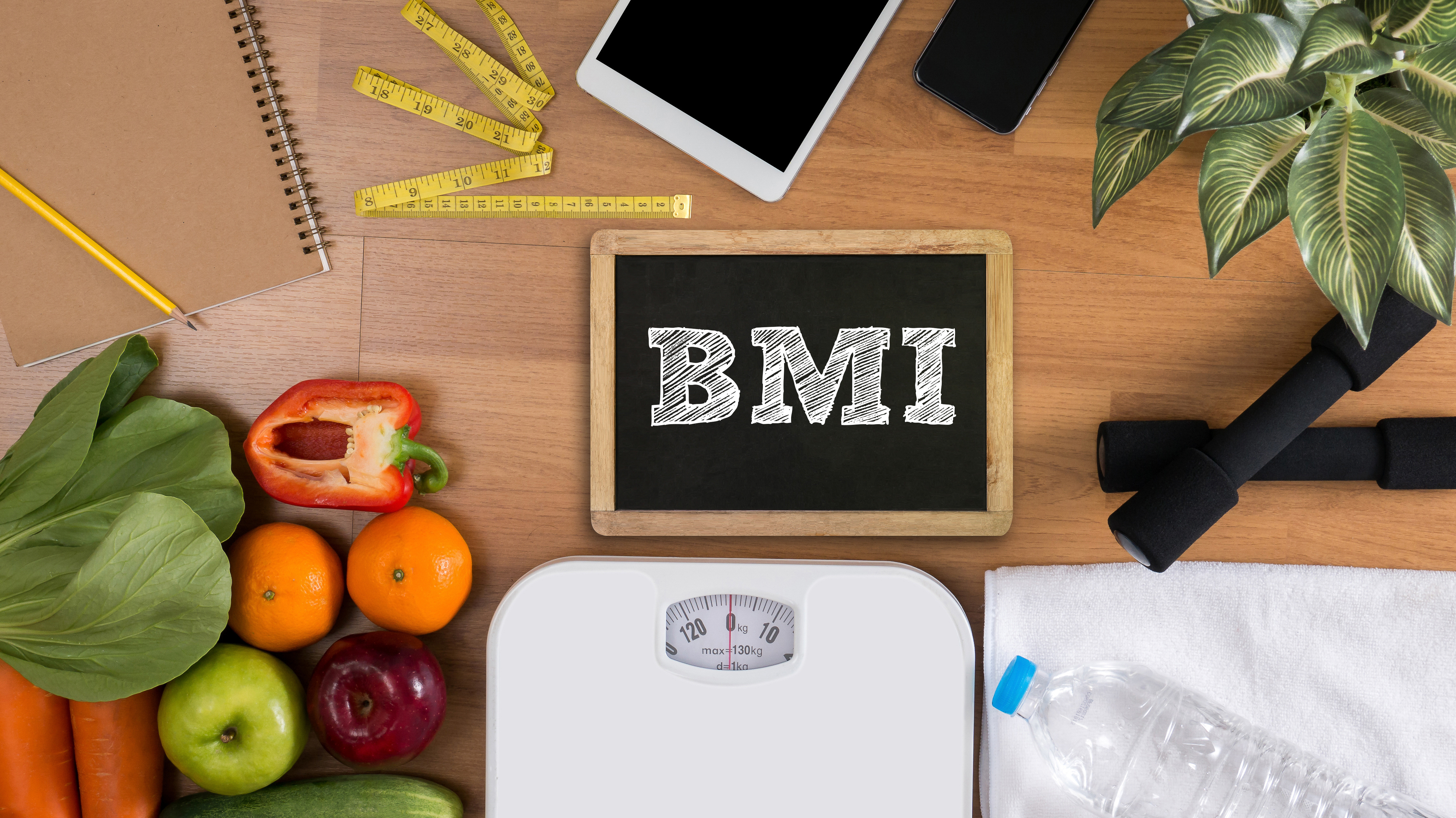 Ernährung BMI Es liegt Obst Gemüse und eine Wage auf dem Tisch